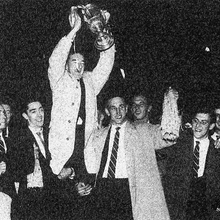 1961 CUP FINAL RM LIFTING CUP
